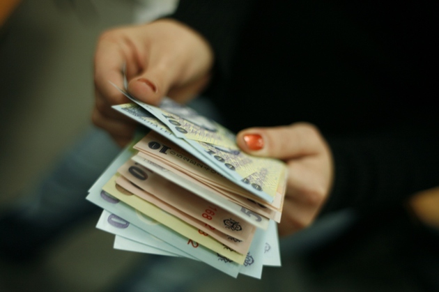 Sub pretextul că vor să restituie bani împrumutați, au jefuit proprietarul locuinței de 800 lei