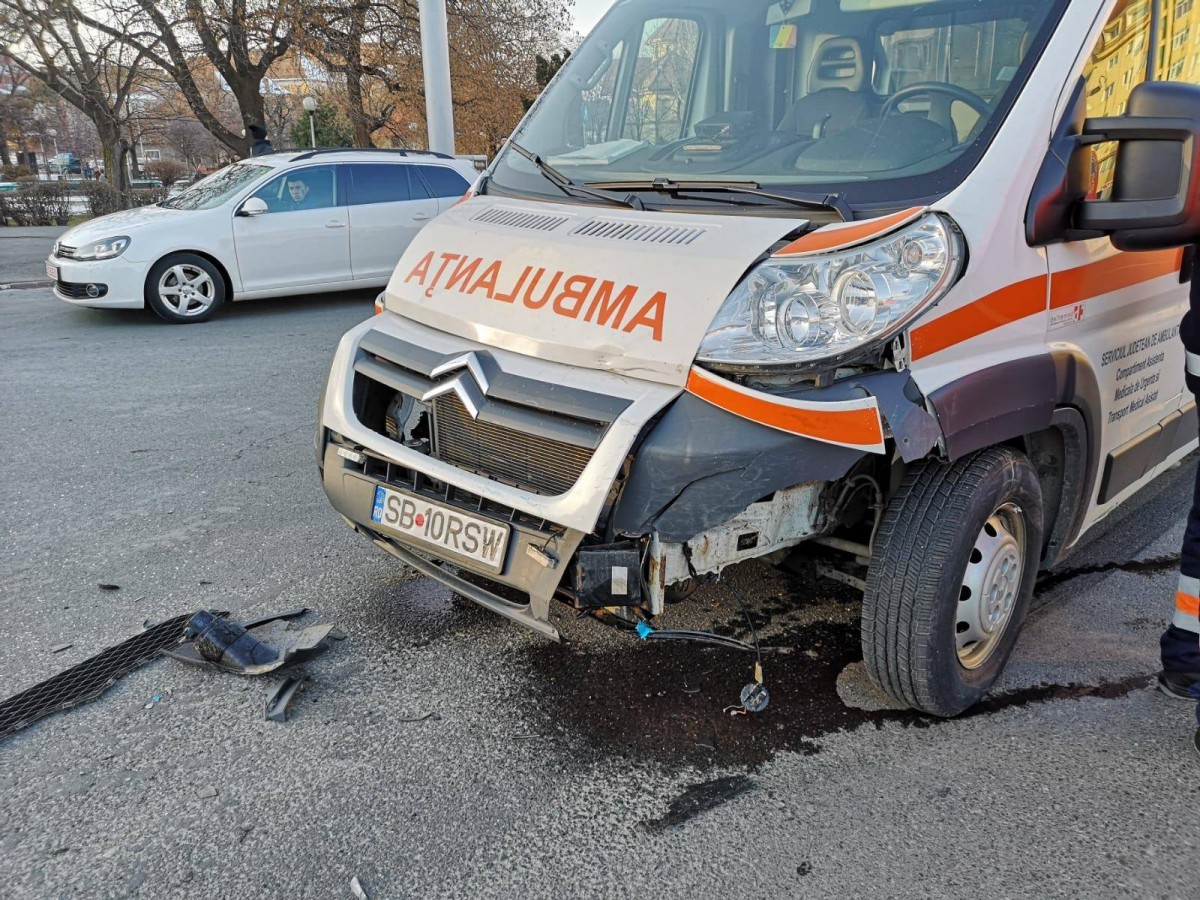 Accident. O ambulanță tamponată în sensul giratoriu FOTO