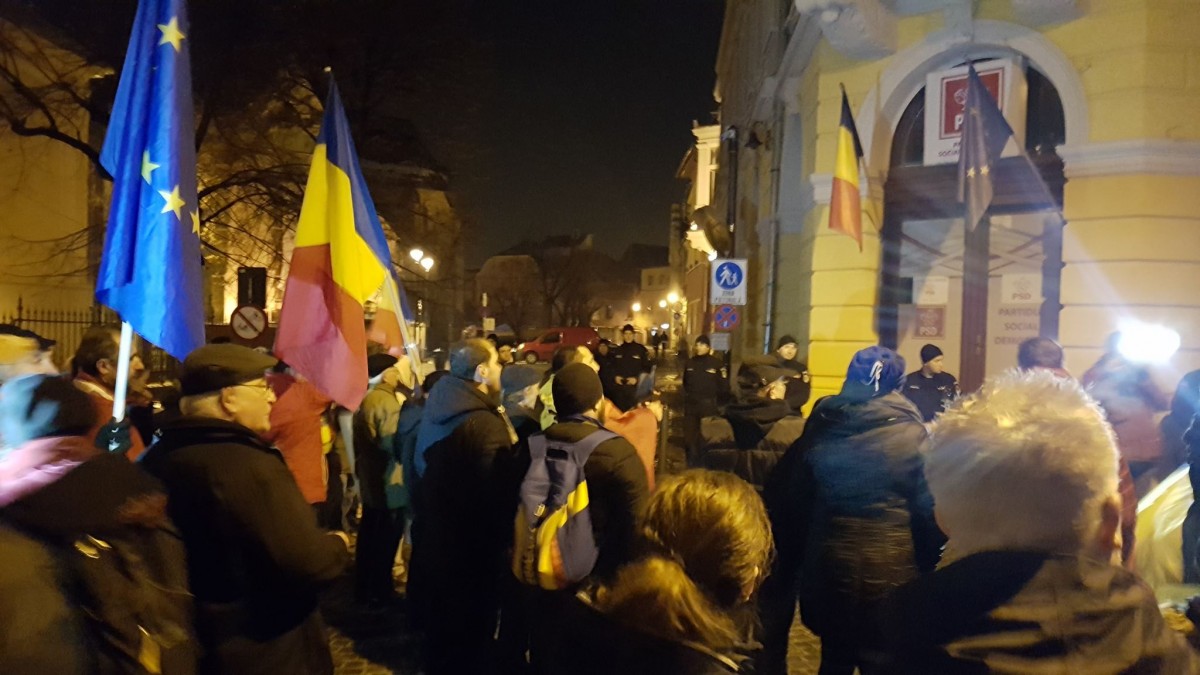 Miting pentru Kovesi la Sibiu. Evenimentul s-a încheiat în fața sediului PSD FOTO VIDEO
