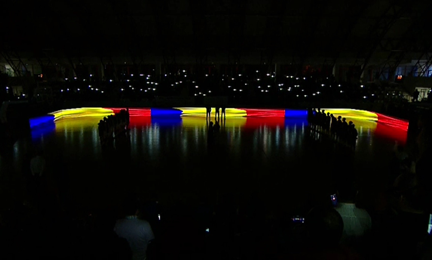 #Colectiv VIDEO | Moment emoţionant la meciul de baschet dintre Dinamo – Steaua: luminile au fost stinse