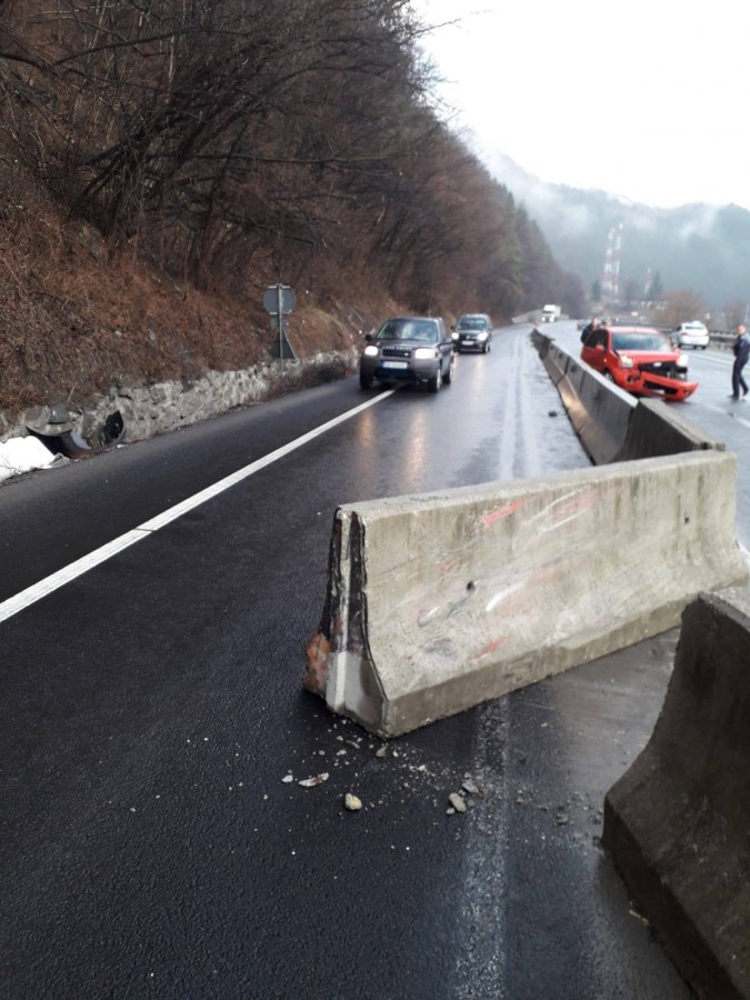 Trafic îngreunat pe Valea Oltului, după ce un șofer a intrat cu mașina într-un parapet