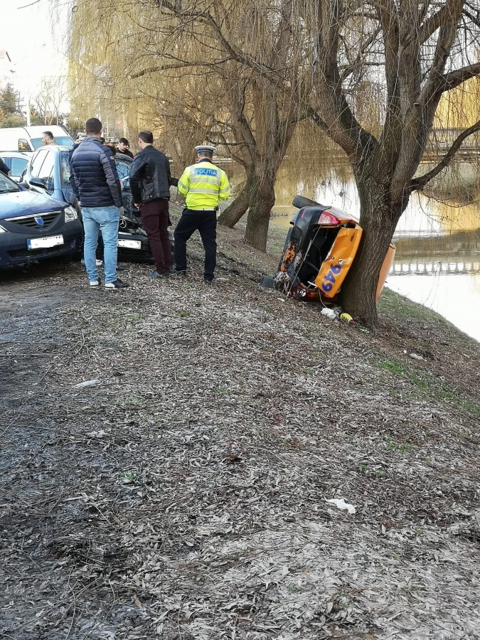 Taxi răsturnat pe strada Râului, din cauza unei șoferițe neatente