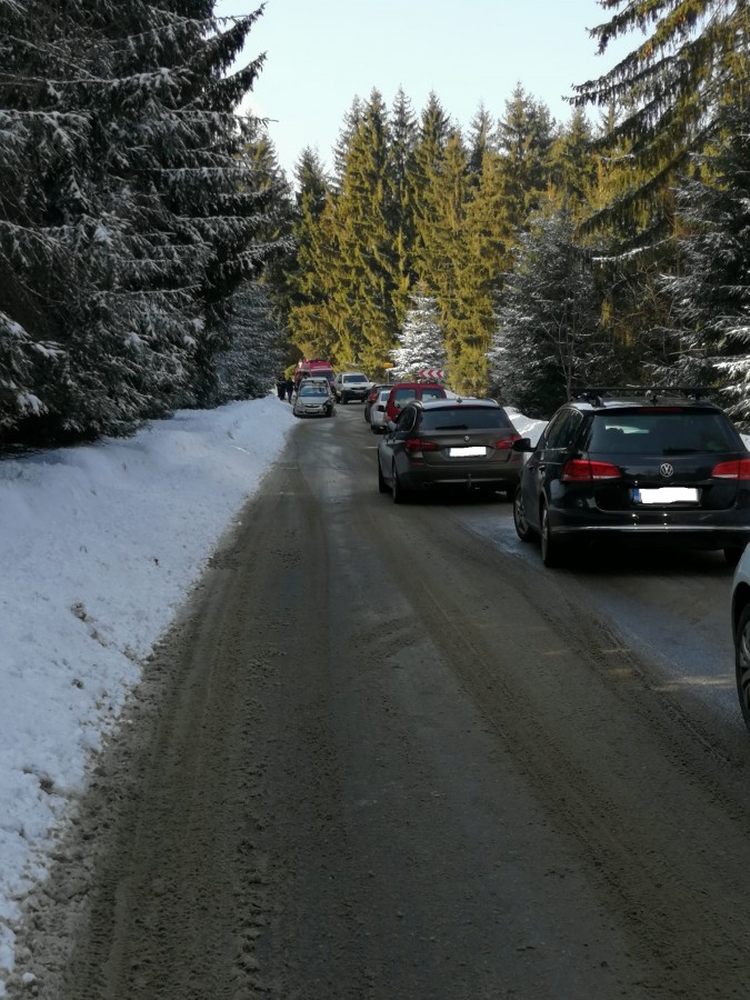 Accident în Păltiniș, mai sus de Arka Park. Două persoane sunt rănite