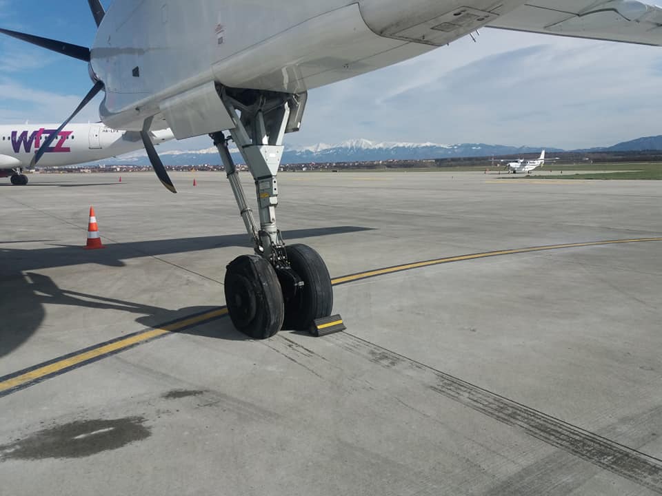 Zbor anulat pe Aeroportul Sibiu după ce un pneu a explodat la aterizare