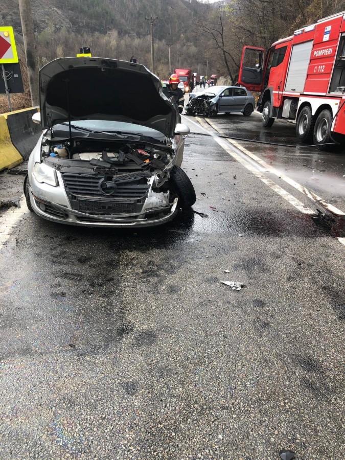 Accident grav pe Valea Oltului. O familie întreagă, dintr-o mașină care circula regulamentar, rănită