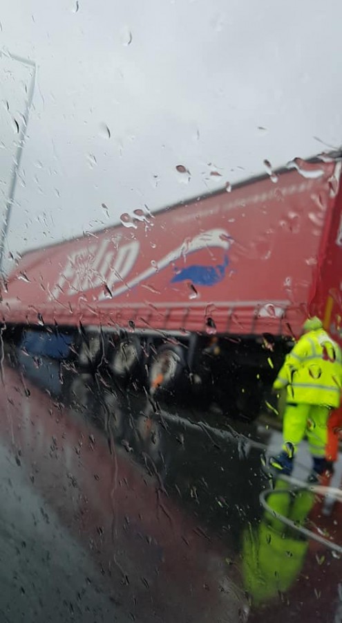 TIR răsturnat la ieșirea de pe autostradă. A ajuns în șanț