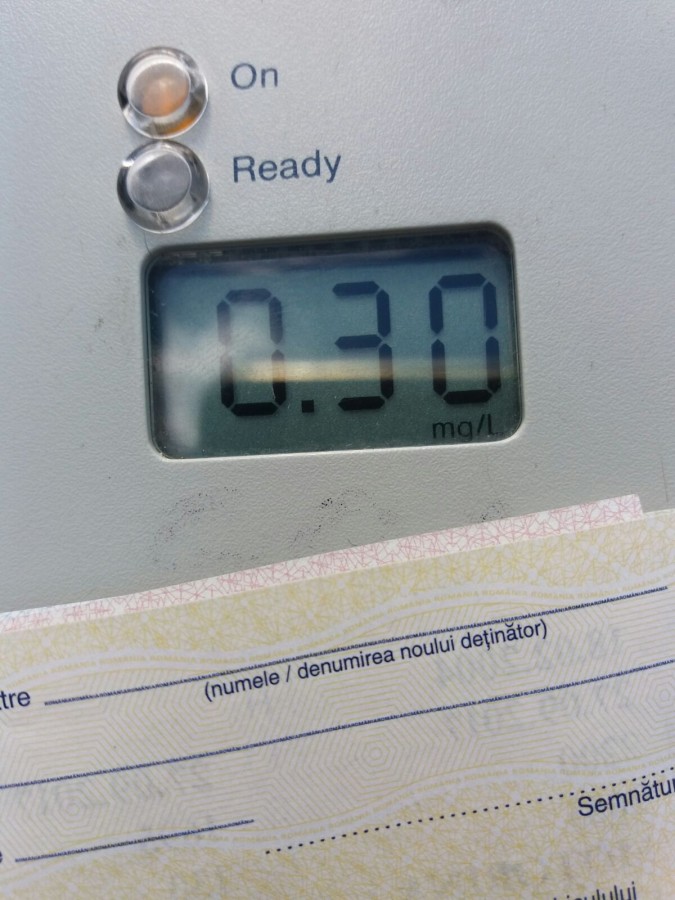 Sibiancă prinsă băută la volan cu bebelușul de câteva luni lângă ea. 2900 de lei amendă