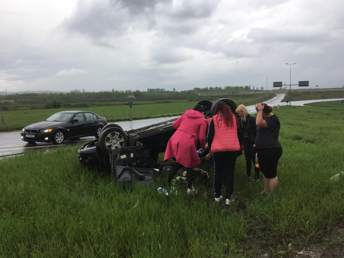 Accident la intrarea în Sibiu, înainte de Aeroport. O mașină s-a răsturnat