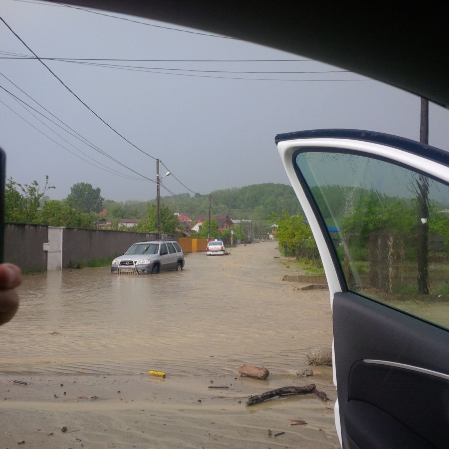 FOTO - ULTIMA ORĂ Valea Oltului, blocată de viitură