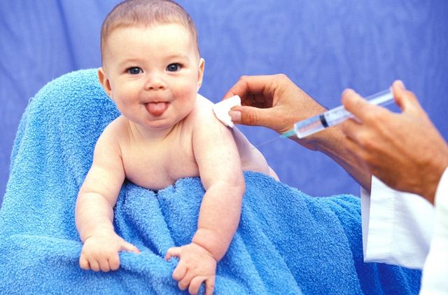 Din 2016, statul ar putea să îşi asume complicaţiile cauzate de vaccinare