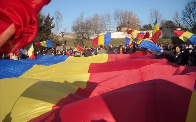 ZIUA NAŢIONALĂ în ţară: Aproximativ 3.000 de persoane la Alba Iulia, unde s-a scandat ”Basarabia e România” şi ”Colectiv”