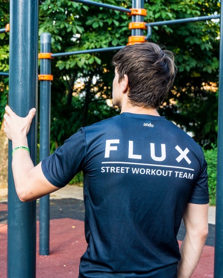 Tinerii sibieni deschid primul club de street workout din România. „Oamenii ne văd ca pe niște circari”