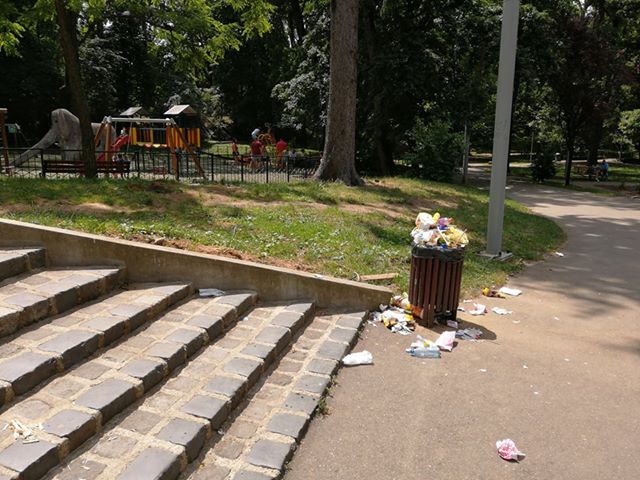 FOTO-Sibieni nemulțumiți de curățenia din parcul Sub Arini