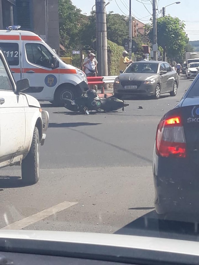 ACTUALIZARE Motociclist acroșat de un șofer băut. Motociclistul a trecut pe roșu, șoferul a plecat de la locul accidentului