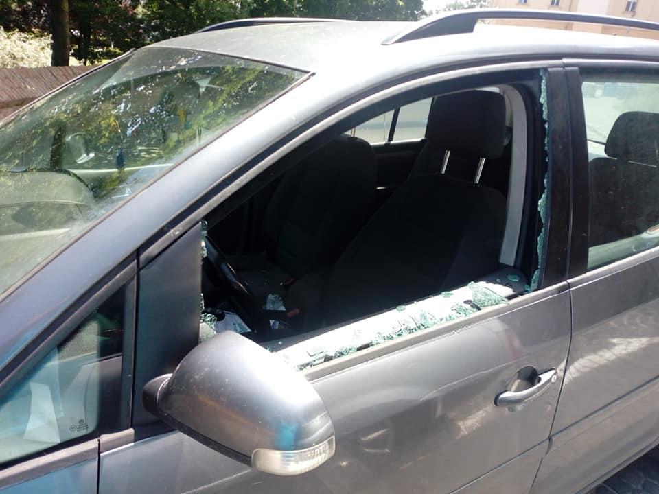 Mașină spartă ziua în amiaza mare, în centrul Sibiului