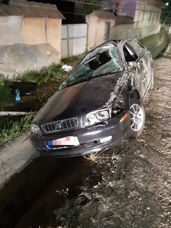 Accident: A intrat direct în stâlp. O tânără de 18 ani a decedat