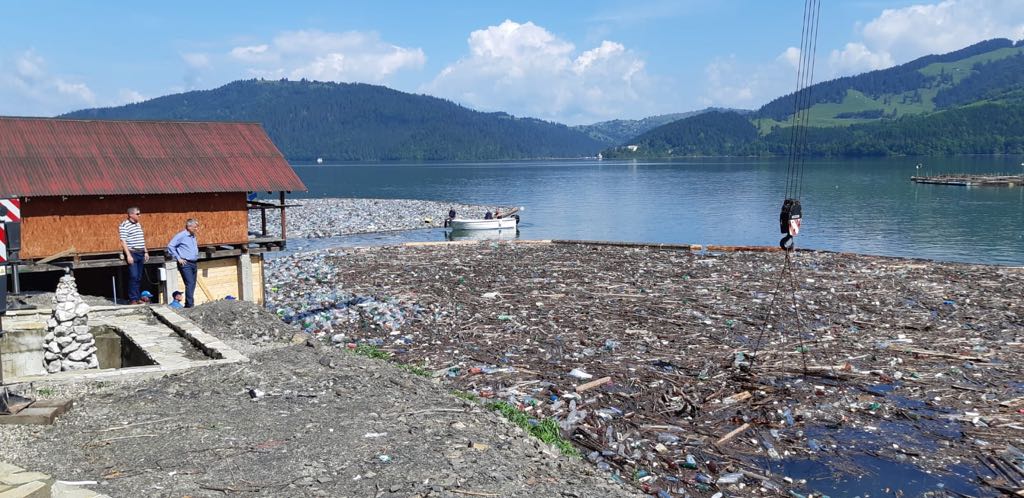 Peste 100 de tone de deşeuri plutitoare, strânse din zona barajului Bicaz