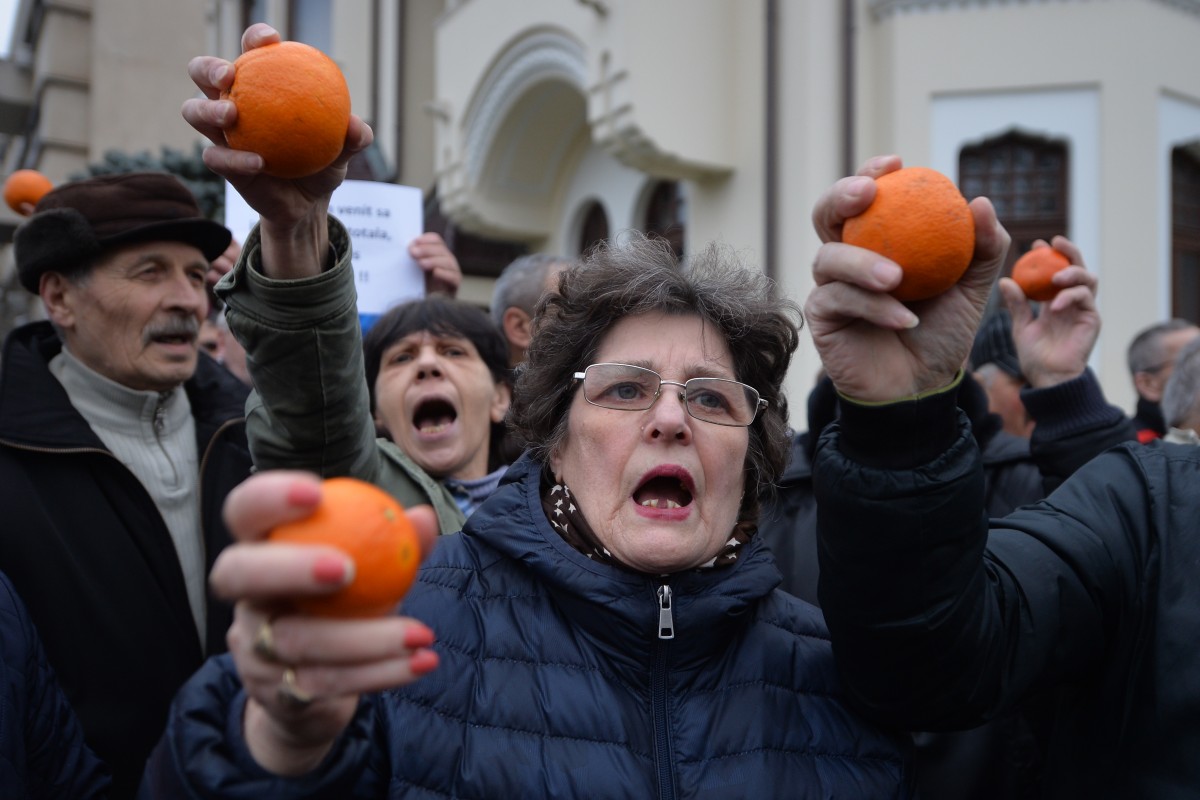 Protest la Palatul Cotroceni. ”Iohannis este într-o derută logică totală”