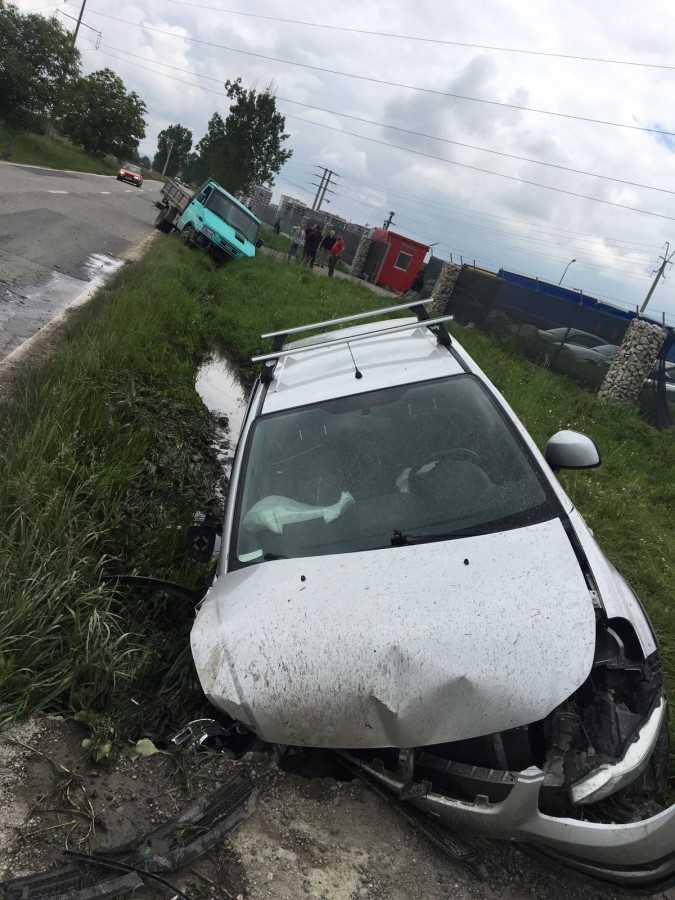 Accident pe Calea Șurii Mici. Și-a distrus mașina pentru că nu s-a uitat în oglindă