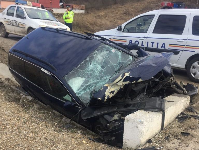 Accident pe DN 14. O mașină în care se afla un băiețel de trei ani s-a oprit într-un cap de pod