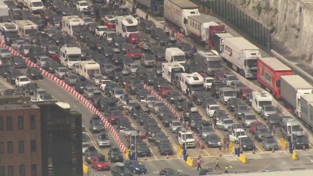 Mii de vehicule, blocate de zeci de ore pe autostrăzi din Marea Britanie FOTO/VIDEO