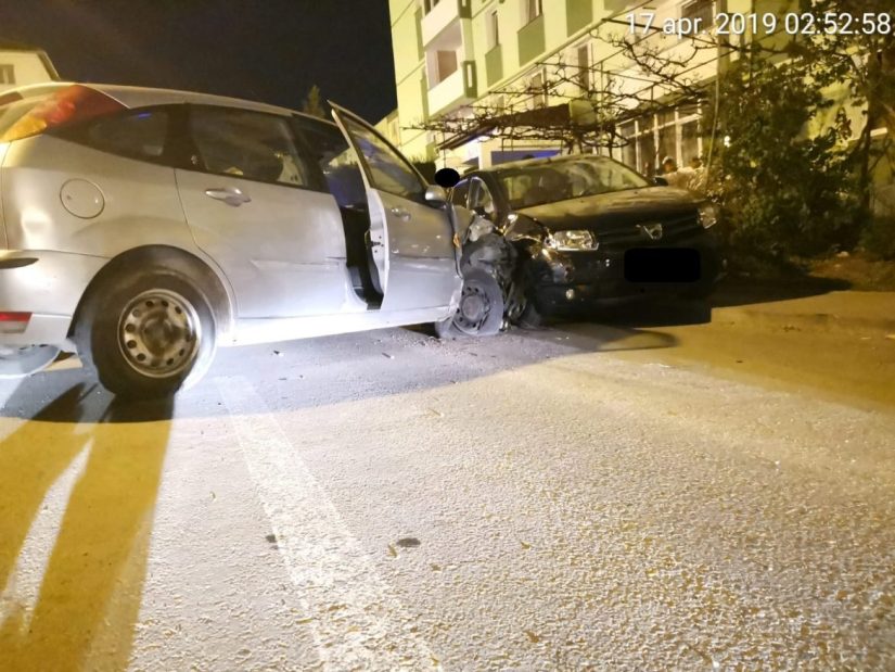 Vitezomani și alcoolizați, au fugit de poliție și au lovit șapte mașini. Nu se știe care din ei era șoferul