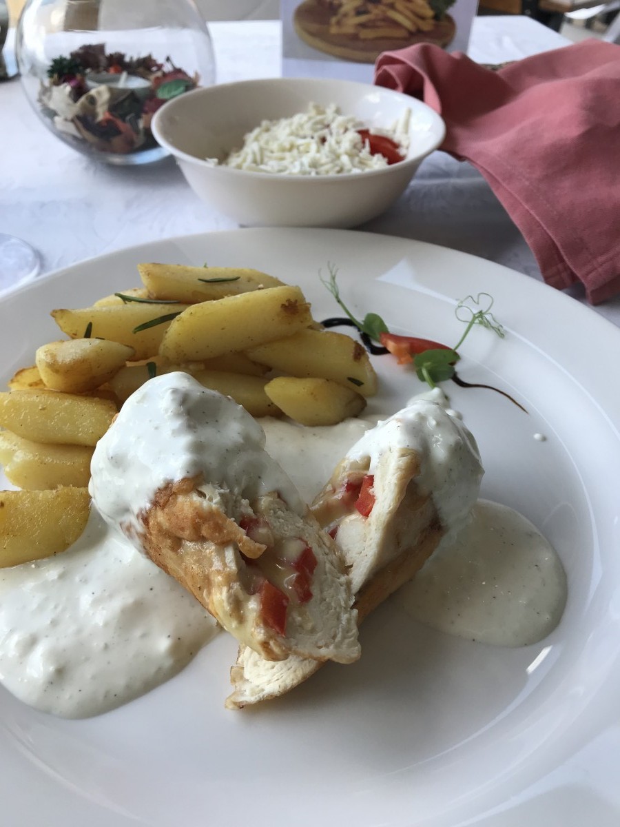 Am mâncat la Ana Hotel. Și n-a fost rău deloc