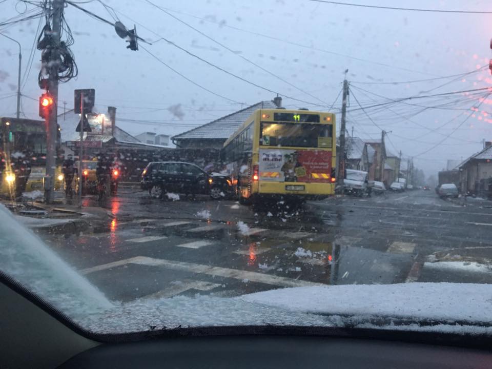 FOTO Prima zăpadă. Tamponări și săniuș, pe cod galben