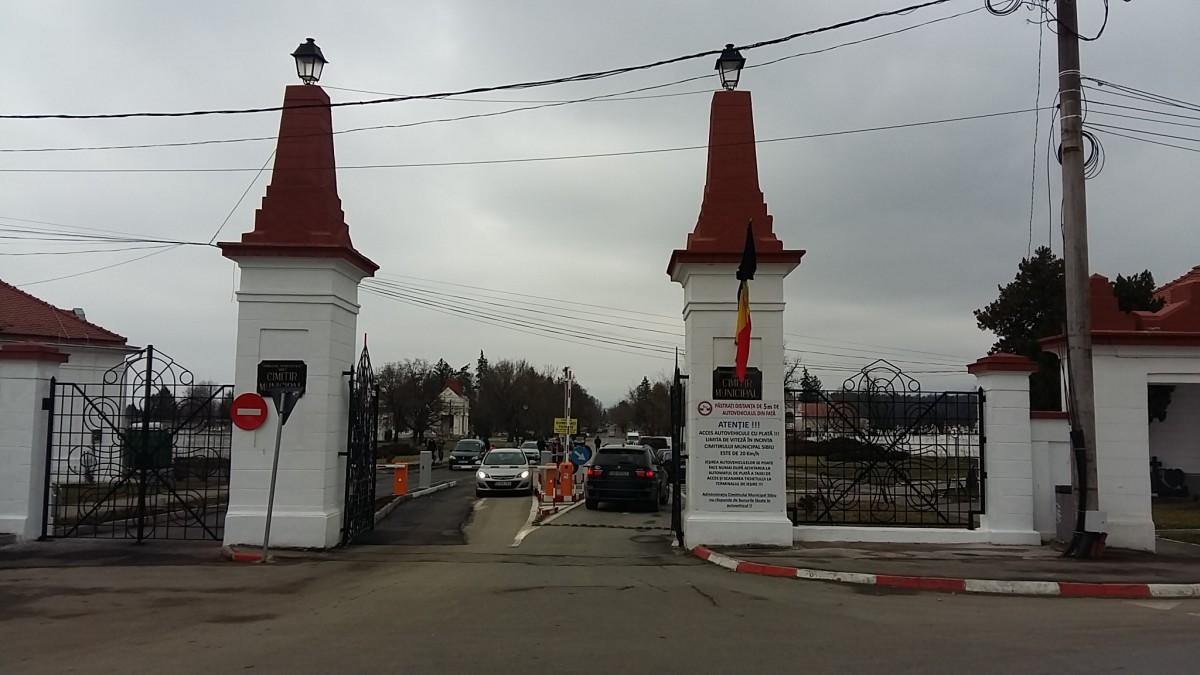 Primăria a amenajat o nouă bandă de ieșire a mașinilor, la Cimitirul Municipal