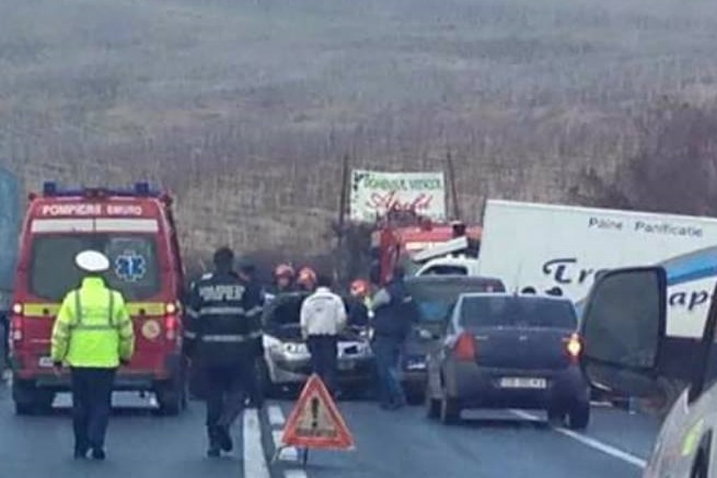 Accident cu trei mașini implicate, lângă Săliște. Un șofer a rămas încarcerat