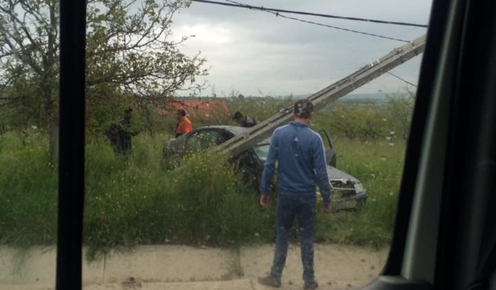 Accident pe Dealul Dăii. O șoferiță a dărâmat un stâlp