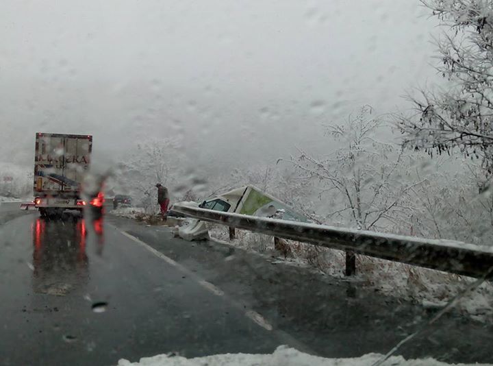 ACCIDENT în condiții de iarnă. Patru mașini implicate