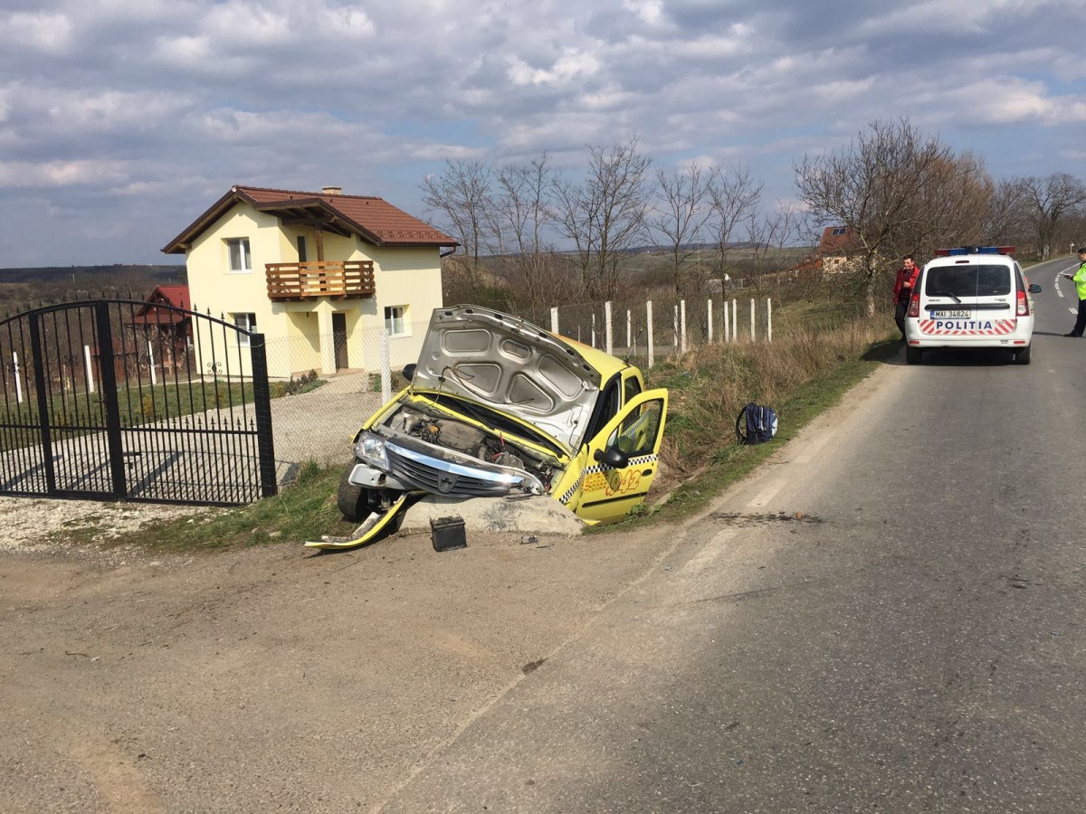 ACTUALIZARE Taximetrist beat, cu mașina într-un cap de pod. Pasagera, gravidă, rămâne internată cu mai multe răni