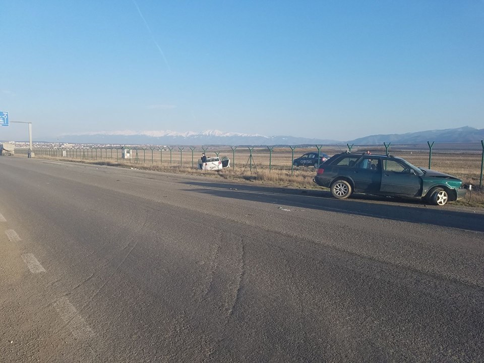 Accident la Aeroport. Un șofer băut a depășit pe linie continuă și a intrat în două mașini