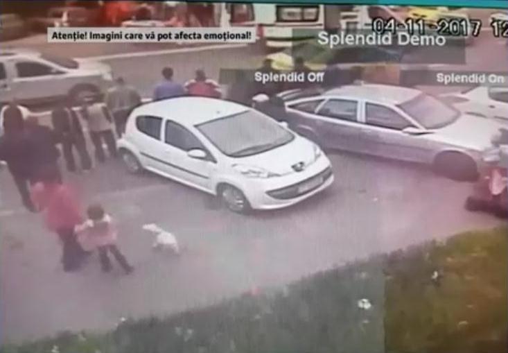 VIDEO Un șofer lovește un om cu mașina și merge mai departe
