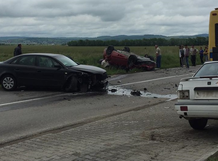 Accident cu 3 mașini și un autobuz, pe Drumul Hoților. Trafic blocat
