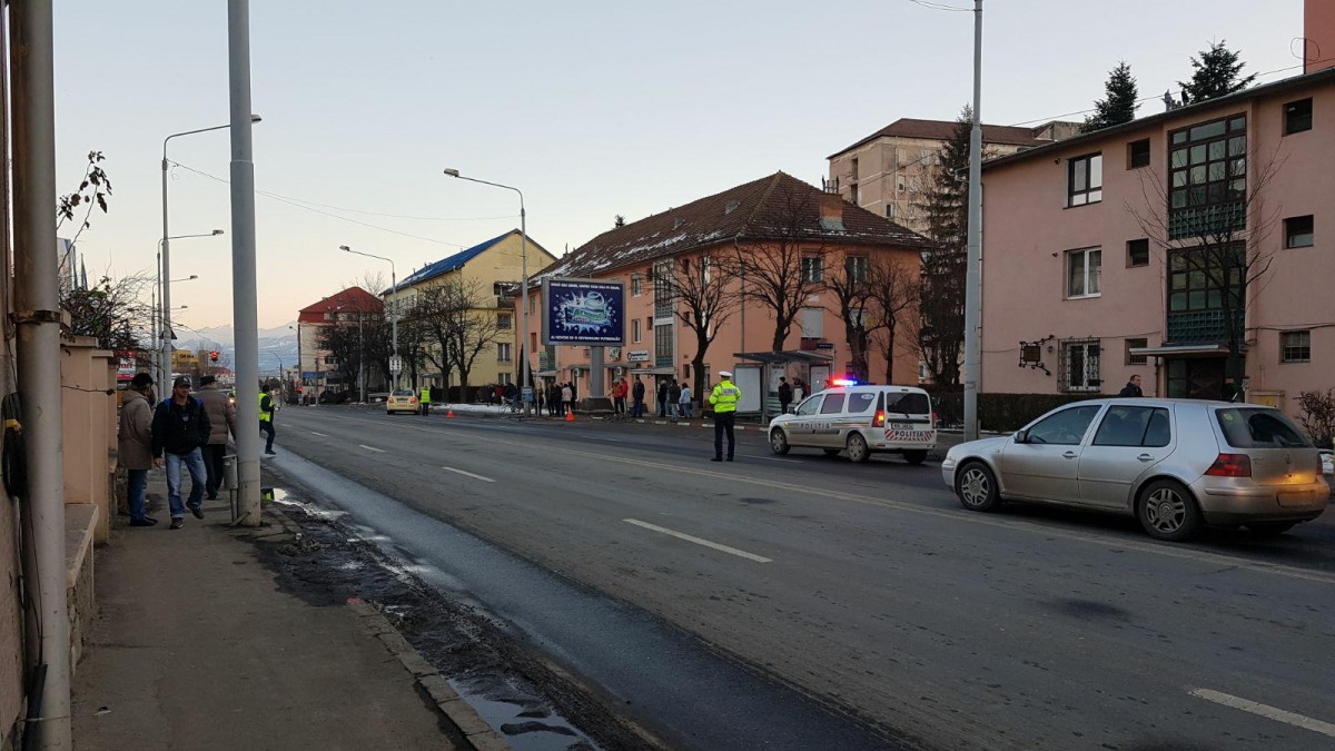 Tânără târâtă de taxi, după ce și-a prins haina în portieră