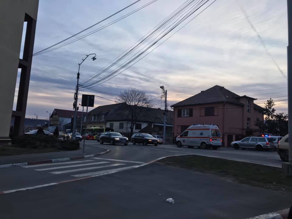 Accident pe bulevardul Coposu, aproape de Podul Gării. Un bărbat a fost rănit