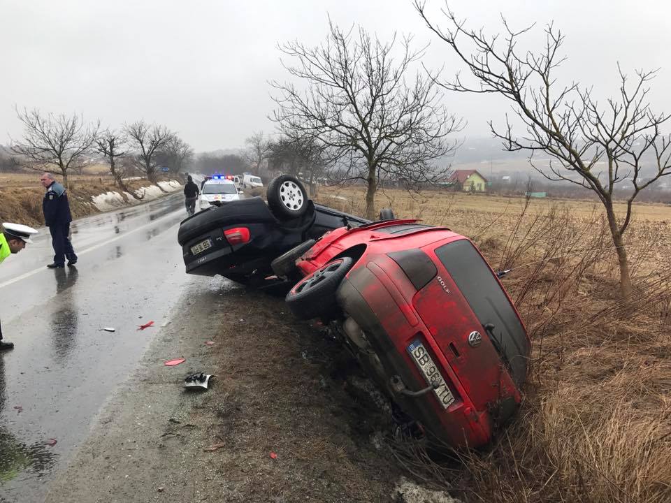 Cinci persoane rănite, una încarcerată, două mașini răsturnate: accident la Daia