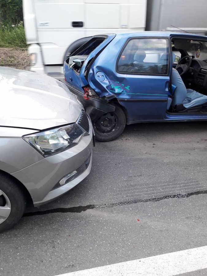 Accident cu trei mașini implicate la ieșire din Tălmaciu. Cel puțin un rănit