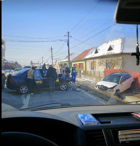 A adormit la volan și a intrat în alte două mașini