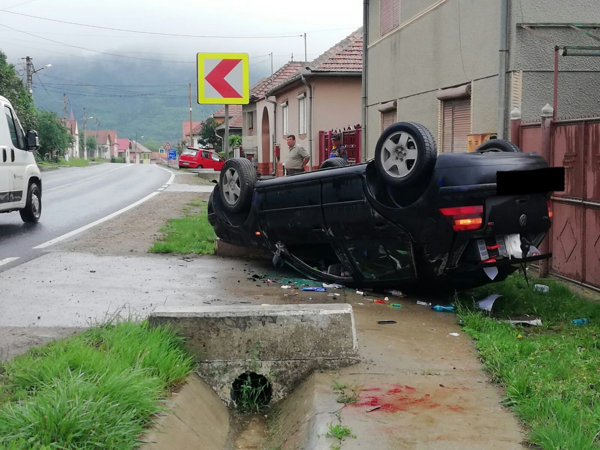 Mașină răsturnată pe DN 14