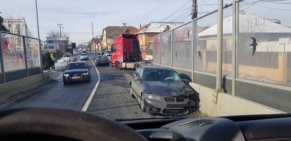 Accident cu trei mașini pe Calea Șurii Mici. O persoană este rănită