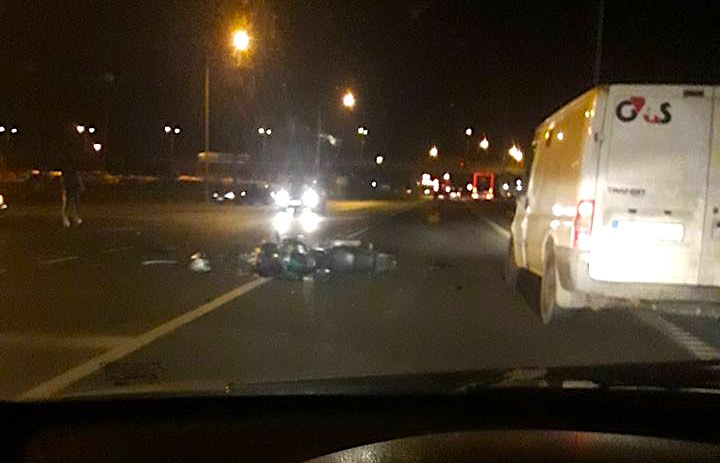 Accident la ieșirea de pe autostradă. Un motociclist este rănit