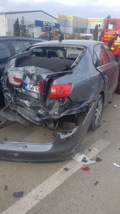 Accident cu 6 mașini, pe DN 1 la Șelimbăr. Un bărbat a fost dus la spital