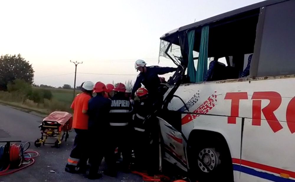 Accident cu doi morți și zece răniți la Arad, între un autocar și un microbuz