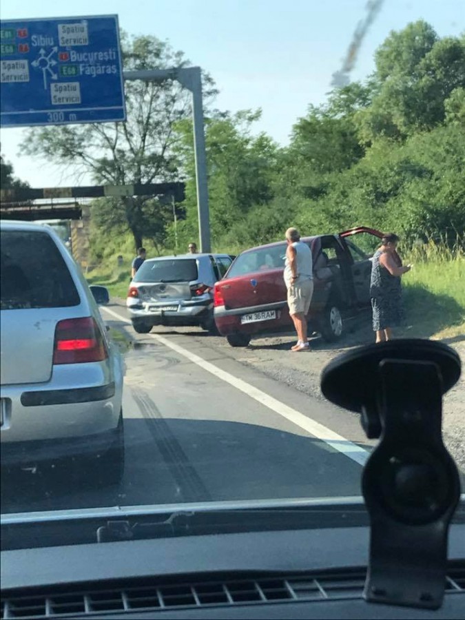 Accident cu patru mașini la Veștem. O persoană rănită