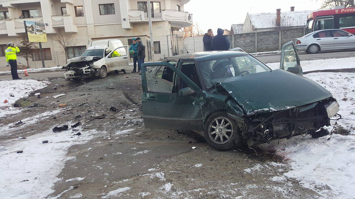 Accident pe Calea Dumbrăvii. Patru adulți și un copil au fost răniți | foto