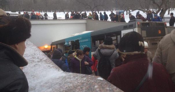 VIDEO-Un autobuz a intrat într-un pasaj pietonal, la Moscova, omorând cel puțin cinci persoane