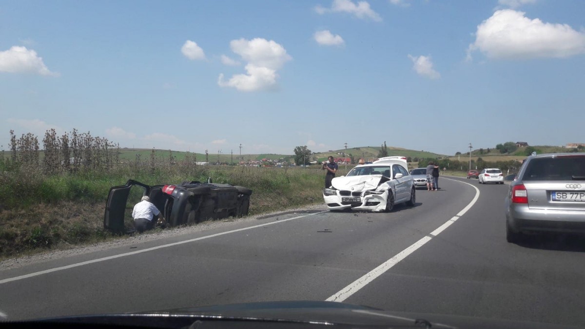 Două fetițe, de trei și cinci ani, rănite într-un accident provocat de bunic